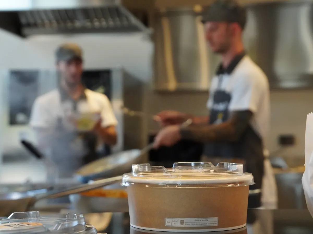 La cucina a vista del laboratorio Butta Giù a Riccione